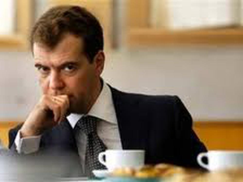 Дмитрий Медведев считает что выдавать ...